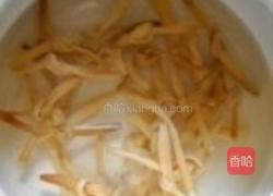 黄花菜炖鸽心的做法图解4