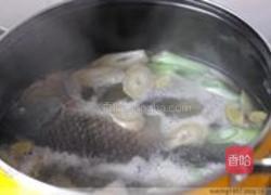 鲫鱼煨牛蒡的做法图解1