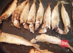 煎多春鱼的做法图解2
