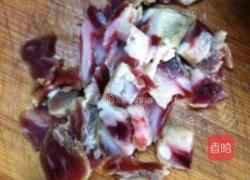腊肉粒炒豌豆的做法图解1