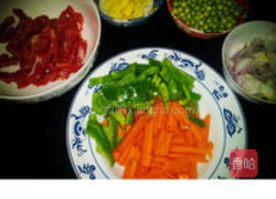 青豆青椒红萝卜炒牛肉丝的做法图解1