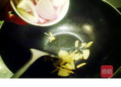 青豆青椒红萝卜炒牛肉丝的做法图解4