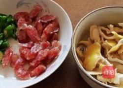 榆黄蘑炒腊肠的做法图解1