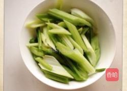 芹菜炒里脊的做法图解1