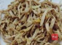 黄花菜炒鸡肉丝的做法图解2