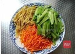 凉拌芹菜三丝的做法图解1