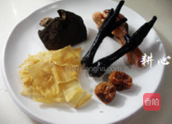 黑虎掌花胶炖鸡脚汤的做法图解1