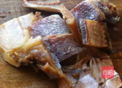小黄鱼鲞烧鸡翅的做法图解2