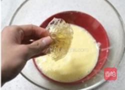 桃花手绘蛋糕卷的做法图解2