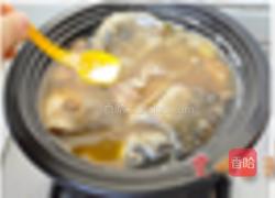 鲫鱼生地土茯苓汤的做法图解3