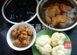 豆腐肉圆猴头菇花菜木耳汤的做法图解1