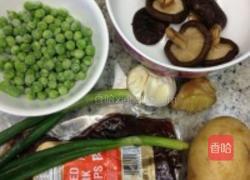 土豆青豆香菇腊肉焖饭的做法图解2