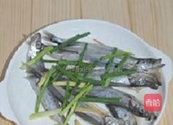 五分钟搞定香煎椒盐多春鱼的做法图解2