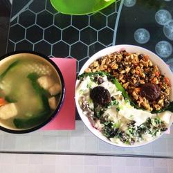 鸳鸯面片配鱿鱼汤
