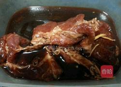电饭煲做叉烧的做法图解1