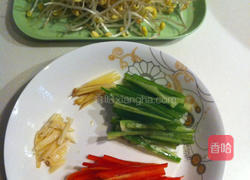 鲮鱼炒豆芽的做法图解1