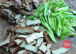辣椒炒卤肉卤香干的做法图解3