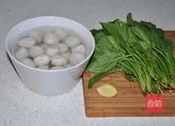 菠菜鱼丸汤的做法图解1