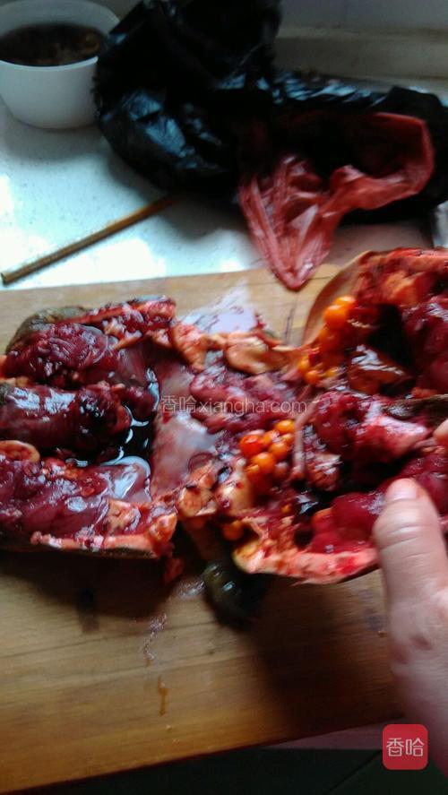 将甲鱼的内脏去掉,里面的黑膜要去干净,还有黄色的脂肪也要去干净.