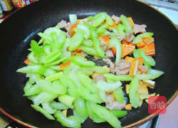 芹菜香干炒肉的做法图解6