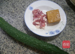 香干五花肉炒青瓜的做法图解1