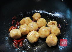 油豆腐炒鱼丸的做法图解4