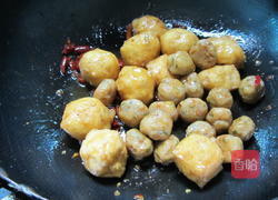 油豆腐炒鱼丸的做法图解5