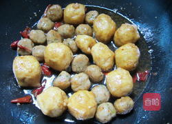 油豆腐炒鱼丸的做法图解7