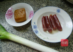 香干腊肠炒大葱的做法图解1