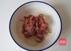 肉丝炒黄秋葵的做法图解2