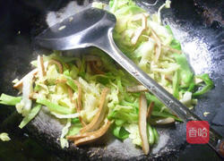 香干圆白菜炒面的做法图解4