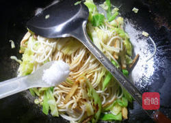 香干圆白菜炒面的做法图解6