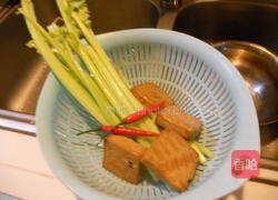 芹菜炒香干的做法图解1