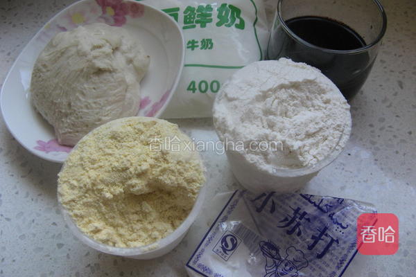 玉米面 白面各200克 牛奶400毫升 甜酒(我用自
