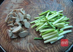 蒜苔炒鱼丸的做法图解3