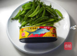 豆豉鲮鱼炒荷兰豆的做法图解1