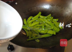 豆豉鲮鱼炒荷兰豆的做法图解5