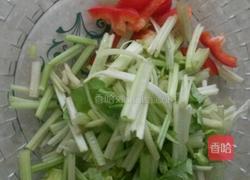 鸡蛋干炒芹菜的做法图解2
