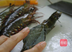 蒜泥蒸大虾的做法图解1