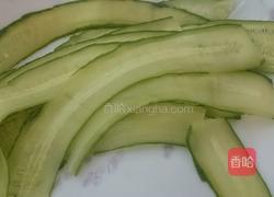 小黄瓜虾沙拉的做法图解1