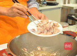姜黄泡菜炒猪肉的做法图解2