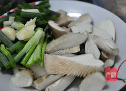 葱爆蚝油鲍鱼菇的做法图解1