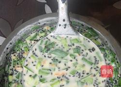 韮菜鸡蛋煎饼的做法图解3