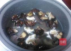 枫树菇排骨汤的做法图解3