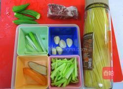 牛肉炒义面的做法图解1