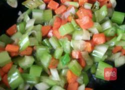 蔬菜丁酱油炒饭。的做法图解6