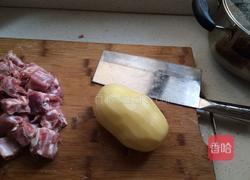 土豆烧排骨的做法图解2