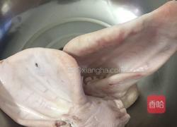 秘制卤水猪耳朵的做法图解1
