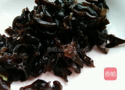 黑木耳拌萝卜缨子的做法图解2