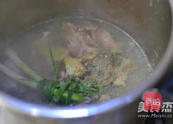 猪蹄炖黄豆的做法图解3